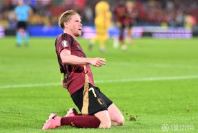 爱游戏体育-德布劳内连续十二场比赛得分超过战术调整，勇士不断突破！全场沸腾不已(德布劳内惯用脚)