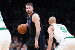 爱游戏体育-东契奇回归赛场，大胜首场状态亮眼，日本队观众沸腾！的简单介绍