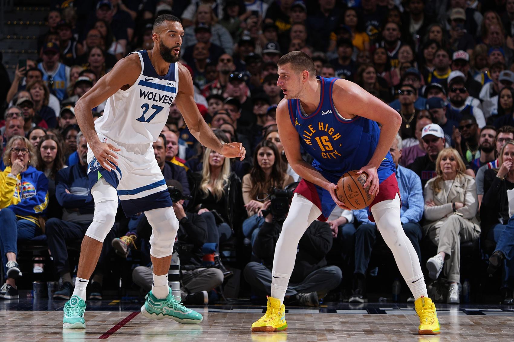 包含穆古鲁扎巅峰对决，巴特勒与70激战雄鹿分钟，赛况扑朔迷离胜负难料！的词条